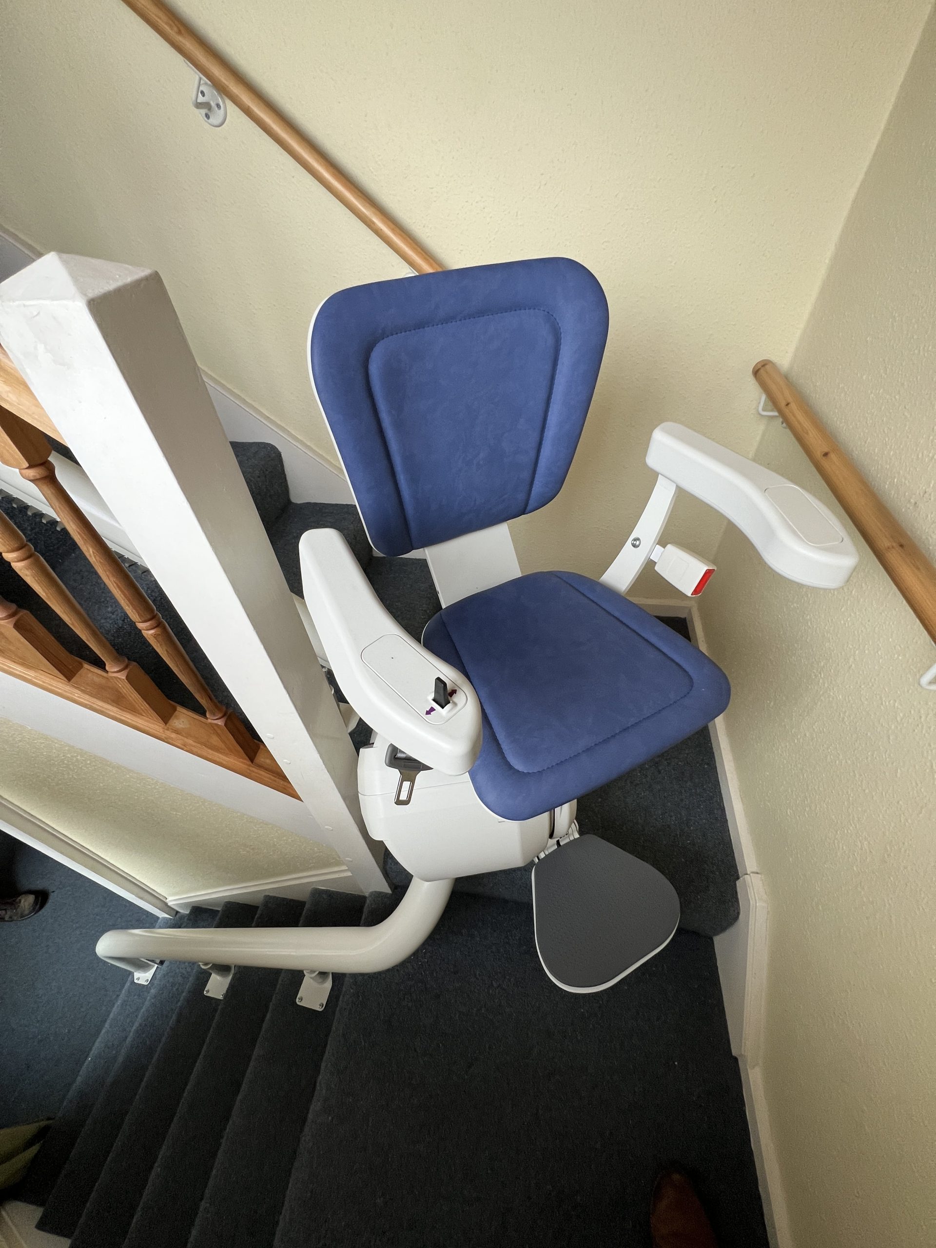 Platinum Ergo Ultimate curved stairlift specialist example during journey on narrow staircase